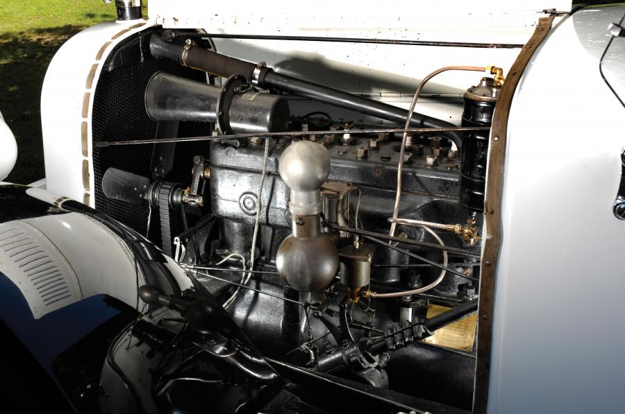 Моторный отсек Hudson Super Six Phaeton 1921 года  (фото 7 из 9)